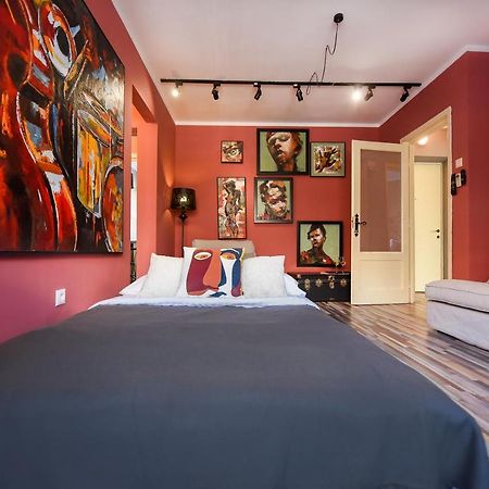 Captivating Old Town Apartment Бухарест Экстерьер фото